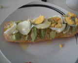 Foto del paso 2 de la receta: Chapata crujiente de aguacates, huevo duro y gambas