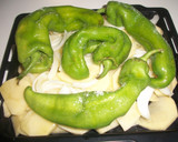 Foto del paso 1 de la receta: Patatas con pimientos italianos y huevos al horno