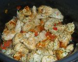 Foto del paso 3 de la receta: Tallarines con pollo en salsa natural de tomate al ajo y perejil