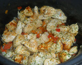 Foto del paso 3 de la receta: Tallarines con pollo en salsa natural de tomate al ajo y perejil
