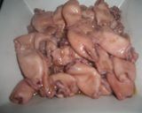 Foto del paso 1 de la receta: Calamares con jamón y piñones en salsa de vino