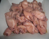 Foto del paso 1 de la receta: Calamares con jamón y piñones en salsa de vino