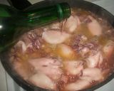 Foto del paso 3 de la receta: Calamares con jamón y piñones en salsa de vino