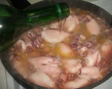 Foto del paso 3 de la receta: Calamares con jamón y piñones en salsa de vino