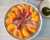 Foto del paso 3 de la receta: Ensalada de melocotón con jamón de Parma y semillas
