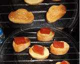 Foto del paso 1 de la receta: Tostas de membrillo y queso gratinado
