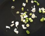 Foto del paso 2 de la receta: Brócoli salteado con bacon y ajos tiernos 