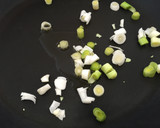 Foto del paso 2 de la receta: Brócoli salteado con bacon y ajos tiernos 
