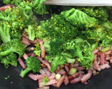 Foto del paso 4 de la receta: Brócoli salteado con bacon y ajos tiernos 