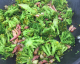 Foto del paso 5 de la receta: Brócoli salteado con bacon y ajos tiernos 
