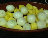 Foto del paso 3 de la receta: Cazuela de patata y cebolla con zumo de limón y orégano