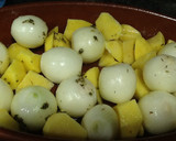 Foto del paso 6 de la receta: Cazuela de patata y cebolla con zumo de limón y orégano