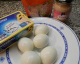 Foto del paso 1 de la receta: Huevos rellenos de surimi con bonito y salsa rosa