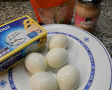 Foto del paso 1 de la receta: Huevos rellenos de surimi con bonito y salsa rosa