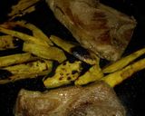 Foto del paso 1 de la receta: Bife de chancho con batatas a la plancha