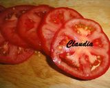 Foto del paso 1 de la receta: Tapa de salmón con tomate y cebolla caramelizada