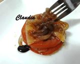 Foto del paso 2 de la receta: Tapa de salmón con tomate y cebolla caramelizada