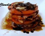 Foto del paso 3 de la receta: Tapa de salmón con tomate y cebolla caramelizada