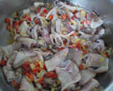 Foto del paso 4 de la receta: Calamares con arroz y pimientos rojos