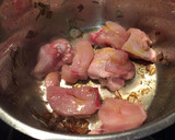 Foto del paso 1 de la receta: Pollo con tomate y choricitos para la salsa 