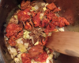 Foto del paso 4 de la receta: Pollo con tomate y choricitos para la salsa 