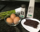 Foto del paso 1 de la receta: Revuelto de morcilla de cebolla de Ontinyent con espárragos verdes