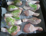 Foto del paso 4 de la receta: Muslitos y patatas al ajo y perejil