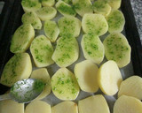 Foto del paso 7 de la receta: Muslitos y patatas al ajo y perejil