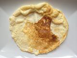 Crepes rellenos de aguacate con pimientos del piquillo y atún