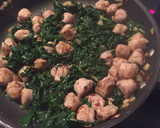 Foto del paso 6 de la receta: Hojaldre de espinacas con salchicha 