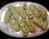 Foto del paso 2 de la receta: Tostadas de sardinas en escabeche con aguacate