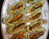 Foto del paso 3 de la receta: Tostadas de sardinas en escabeche con aguacate