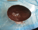 Foto del paso 3 de la receta: Huevo de Pascua relleno de lacasitos