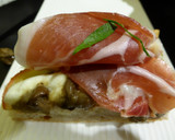 Foto del paso 4 de la receta: Tostada de focaccia de champiñon y jamón