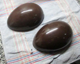 Foto del paso 6 de la receta: Huevo de Pascua relleno de lacasitos