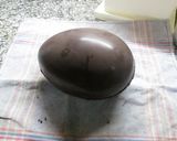 Foto del paso 7 de la receta: Huevo de Pascua relleno de lacasitos