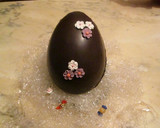 Foto del paso 9 de la receta: Huevo de Pascua relleno de lacasitos