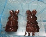 Foto del paso 2 de la receta: Coneja de chocolate rellena de lacasitos