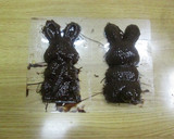 Foto del paso 3 de la receta: Coneja de chocolate rellena de lacasitos