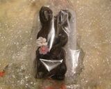 Foto del paso 6 de la receta: Coneja de chocolate rellena de lacasitos