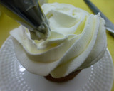 Foto del paso 6 de la receta: Cupcake relleno de trufa, cubierto de nata y pepitas de chocolate