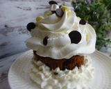 Foto del paso 7 de la receta: Cupcake relleno de trufa, cubierto de nata y pepitas de chocolate