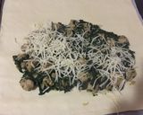 Foto del paso 9 de la receta: Hojaldre de espinacas con salchicha 