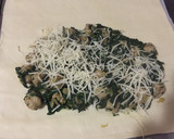 Foto del paso 9 de la receta: Hojaldre de espinacas con salchicha 