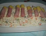 Foto del paso 4 de la receta: Ensaladilla con rollitos de jamón y queso