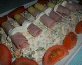 Foto del paso 6 de la receta: Ensaladilla con rollitos de jamón y queso