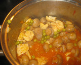 Foto del paso 4 de la receta: Pollo con champiñones y guisantes al curry