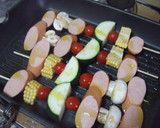 Foto del paso 7 de la receta: Brochetas de salchichas de pollo