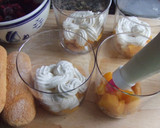 Foto del paso 2 de la receta: Crema de mascarpone con fresitas salvajes, grosellas y arándanos azules