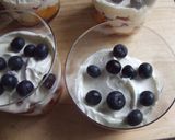 Foto del paso 4 de la receta: Crema de mascarpone con fresitas salvajes, grosellas y arándanos azules